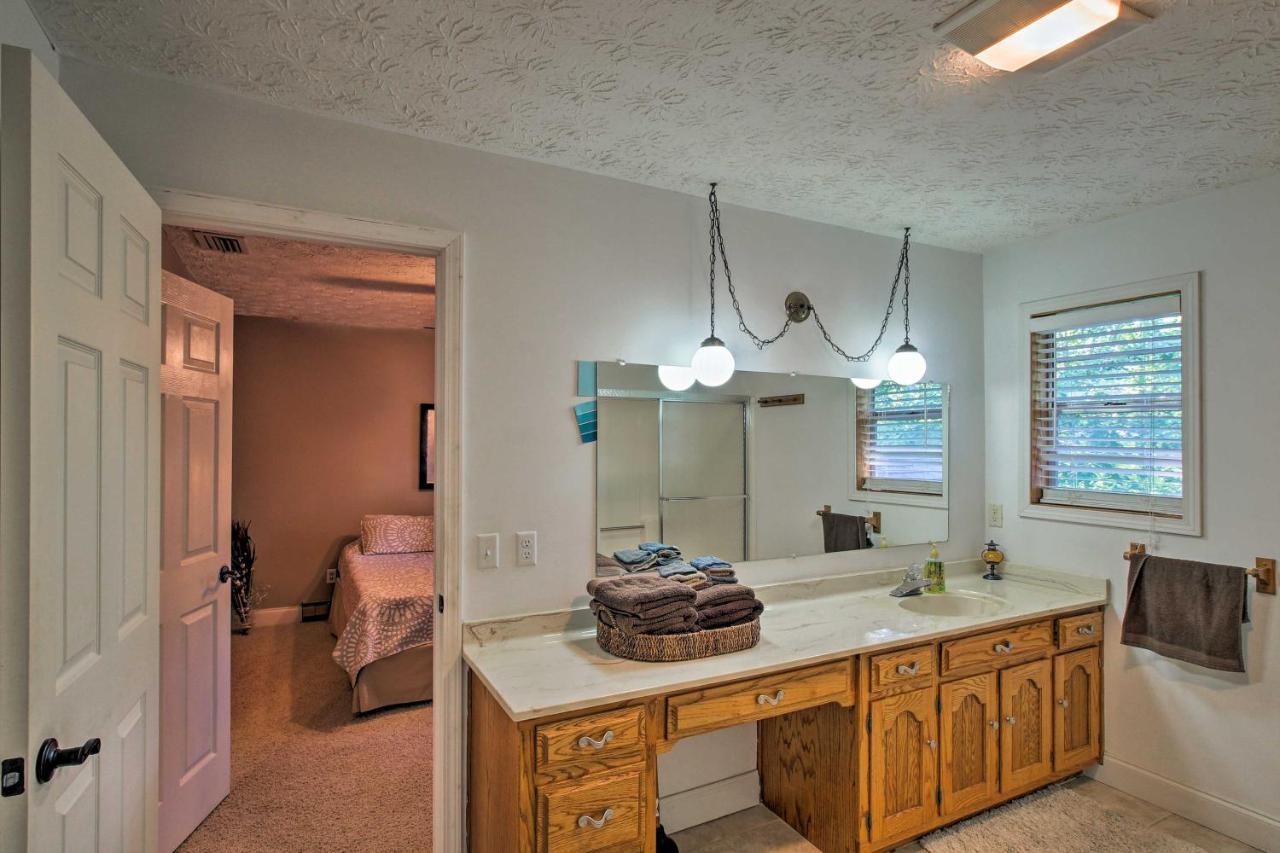 Spacious Georgia Getaway With Dock On Lake Lanier! Gainesville Eksteriør bilde