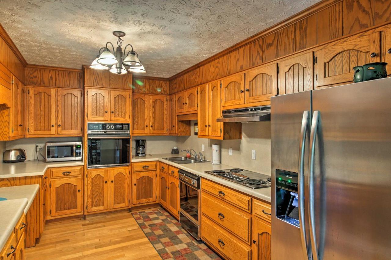 Spacious Georgia Getaway With Dock On Lake Lanier! Gainesville Eksteriør bilde