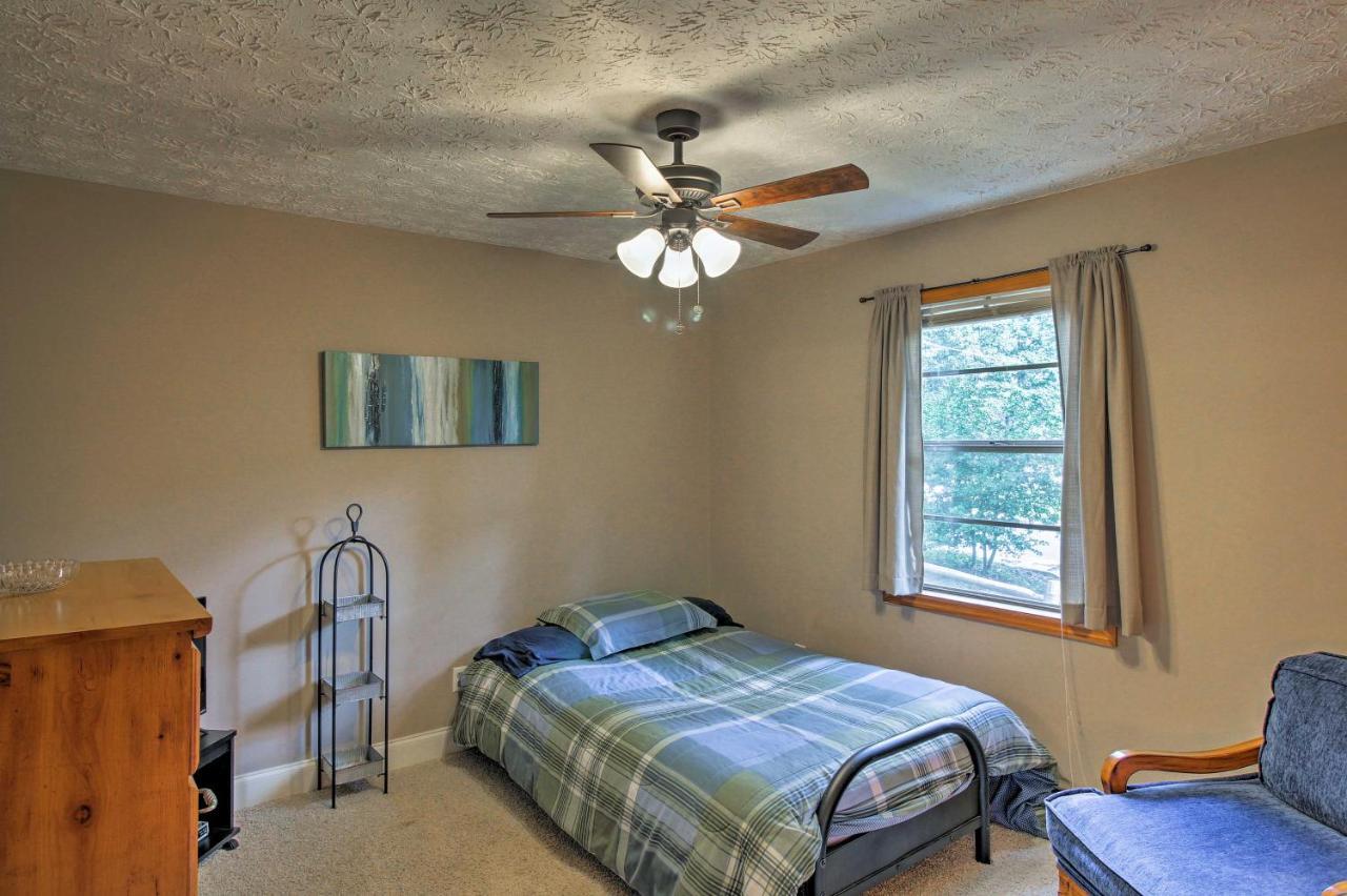 Spacious Georgia Getaway With Dock On Lake Lanier! Gainesville Eksteriør bilde